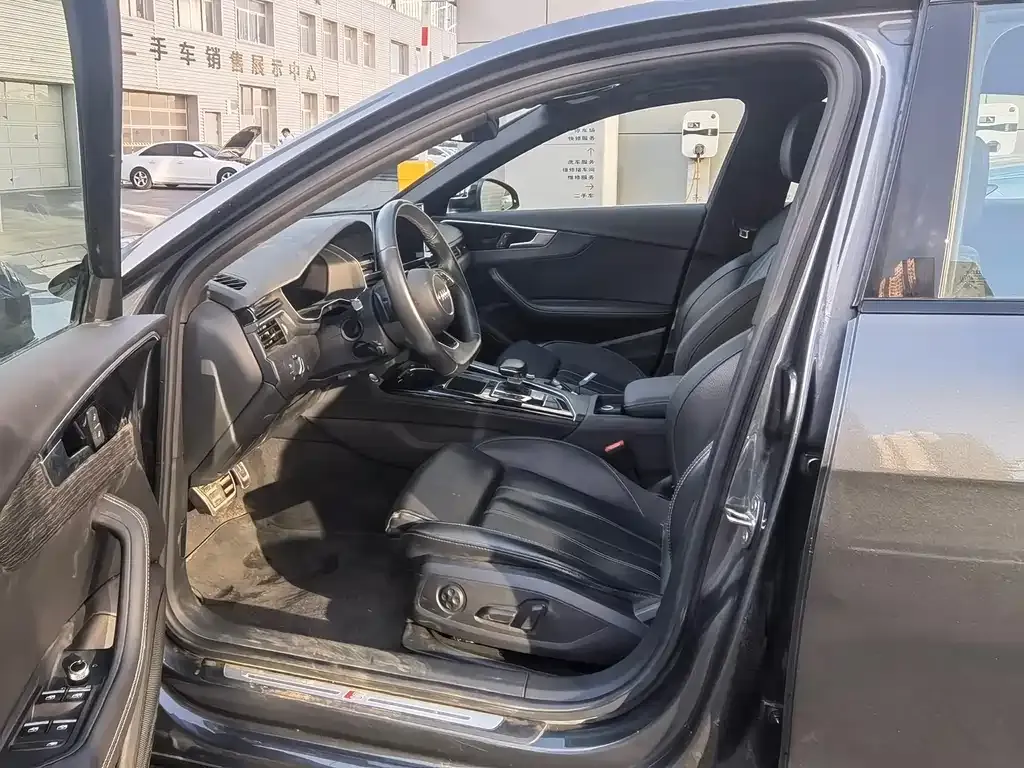 Audi A4L 2023 из CN, фото 4