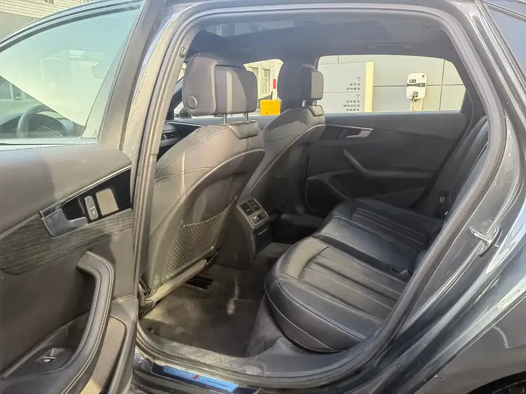 Audi A4L 2023 из CN, фото 5