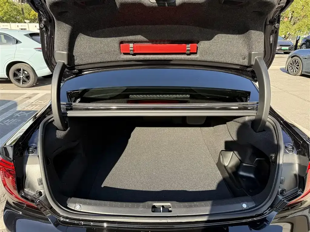 Volvo S90 PHEV 2024 из CN, фото 8