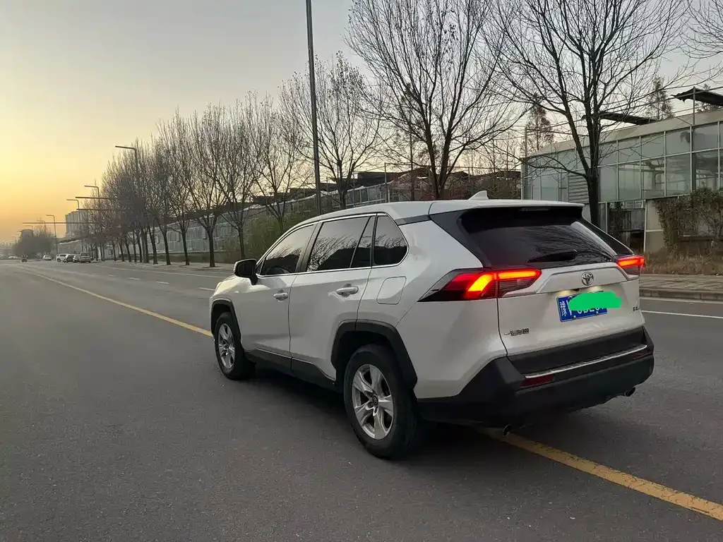 Toyota RAV4 2022 из CN, фото 2