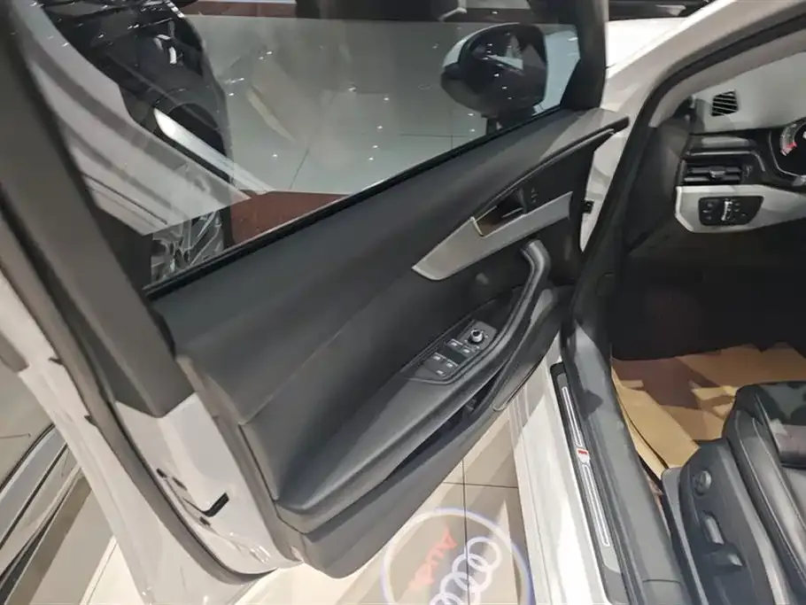 Audi A4L 2021 из CN, фото 7