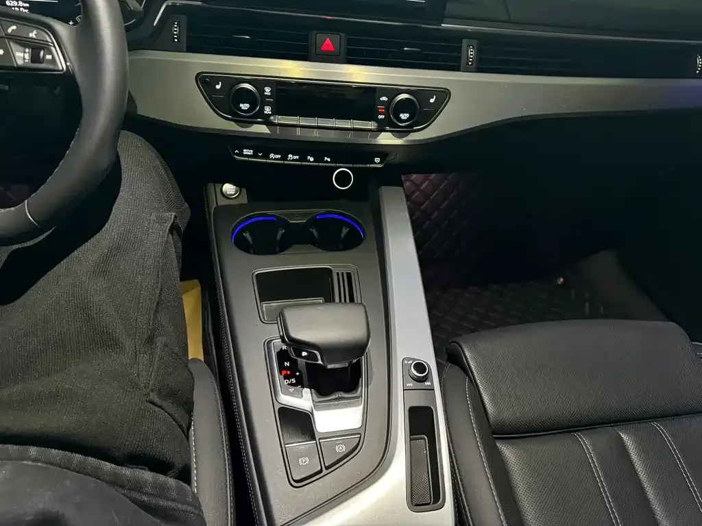 Audi A4L 2023 из CN, фото 7