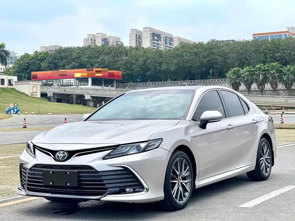 Toyota Camry — фото 1