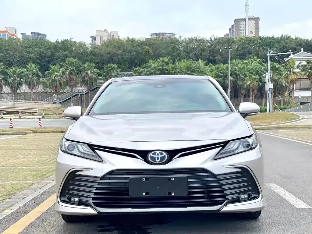 Toyota Camry — фото 2
