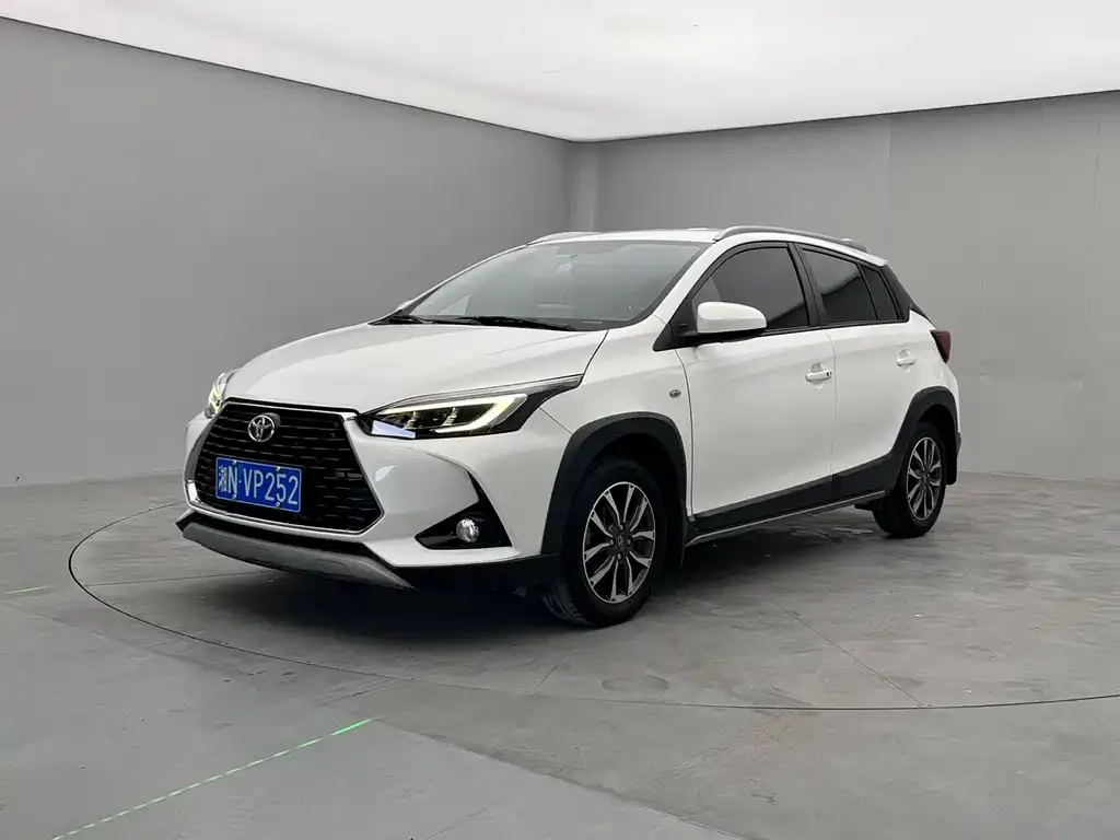 Toyota Yaris L — фото 1