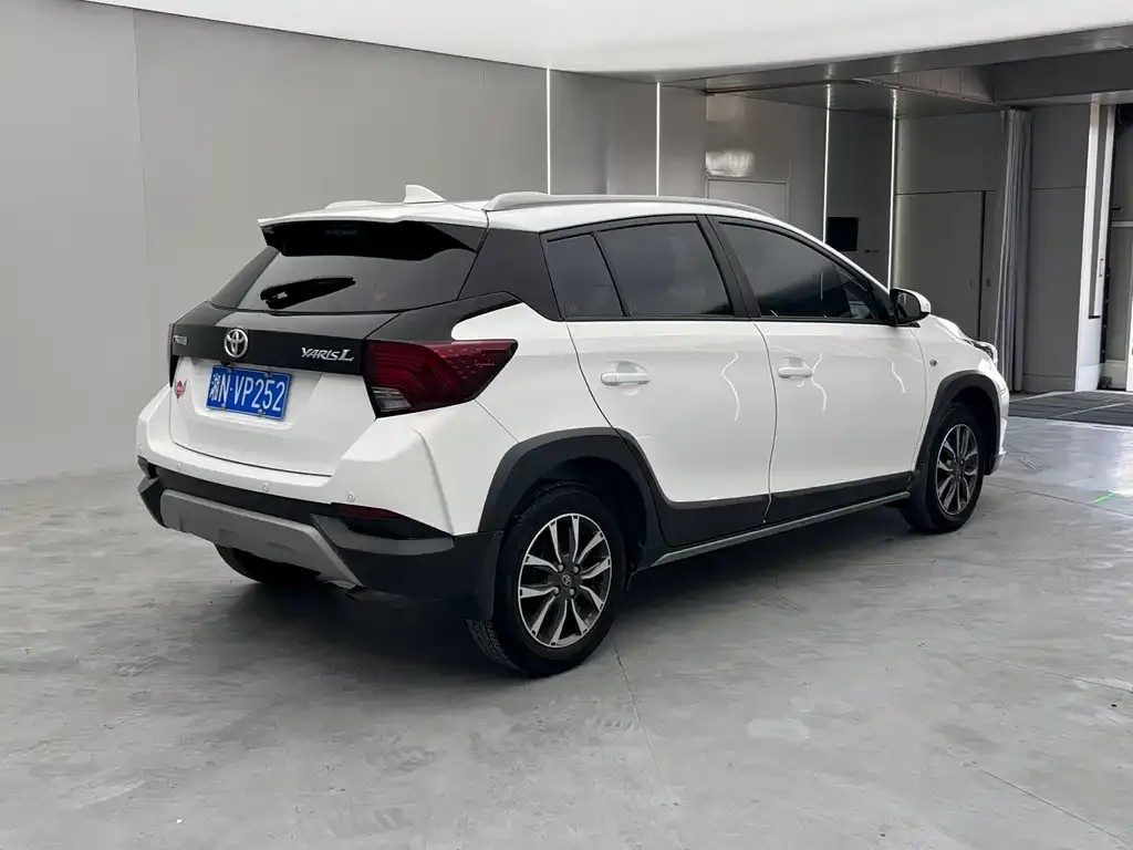 Toyota Yaris L — фото 7