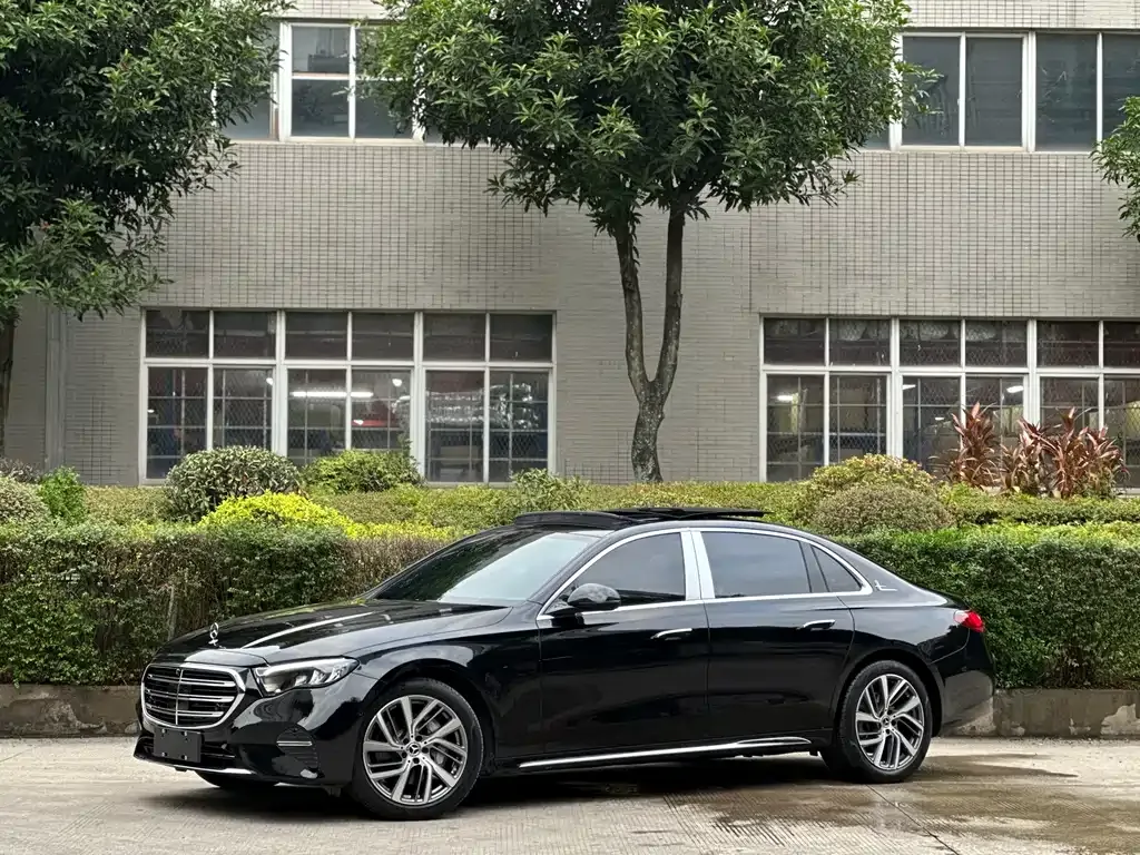Mercedes-Benz E-Class — фото 1
