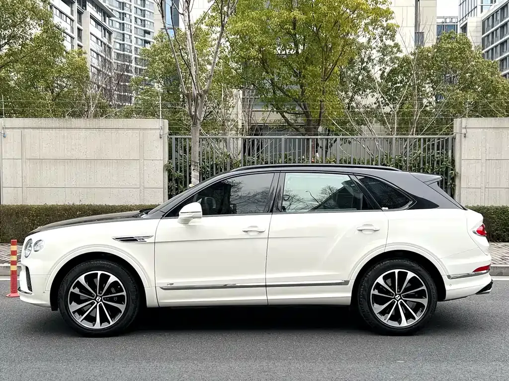 Bentley Bentayga 2021 из CN, фото 2