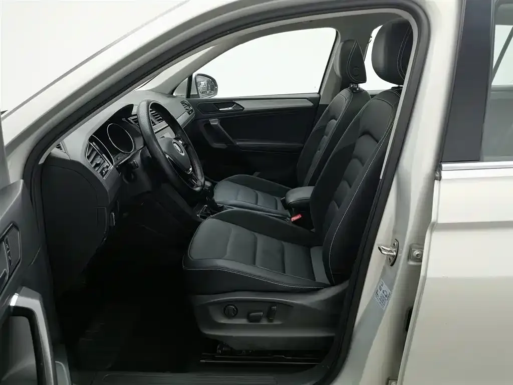 Volkswagen Tiguan L — фото 10