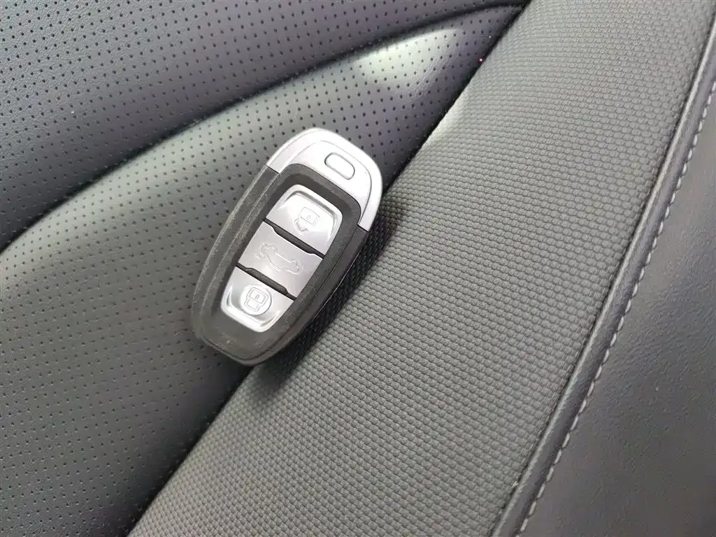 Hongqi E-QM5 — фото 9