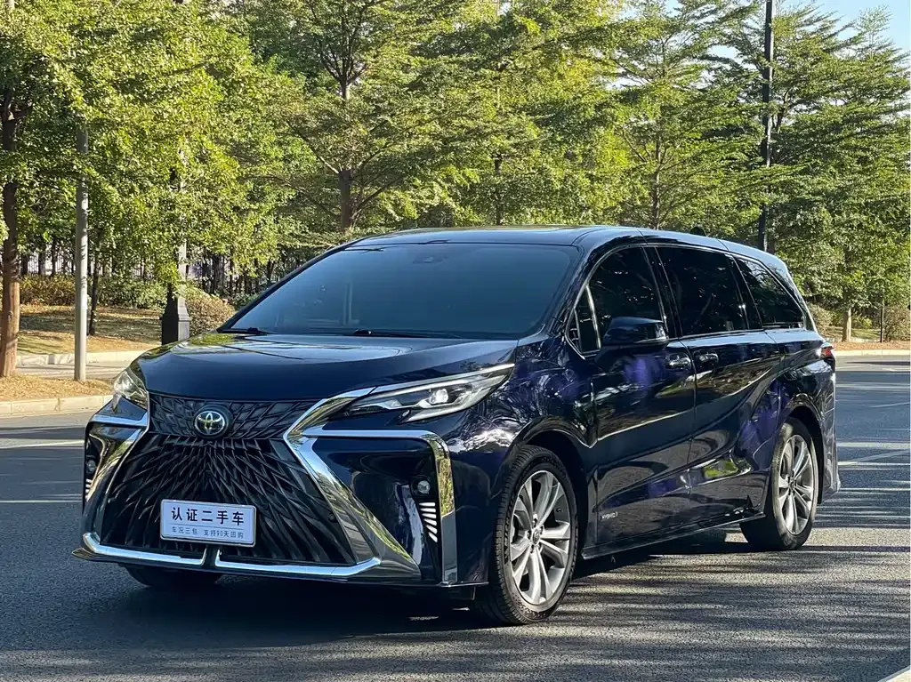 Toyota Sienna — фото 1