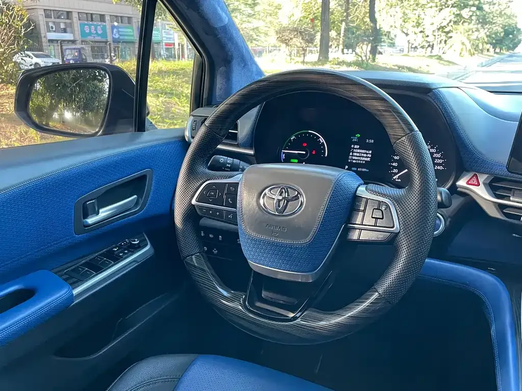 Toyota Sienna — фото 10
