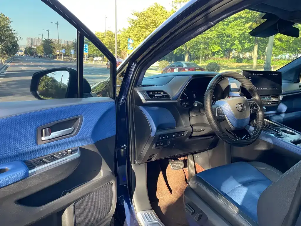 Toyota Sienna — фото 7
