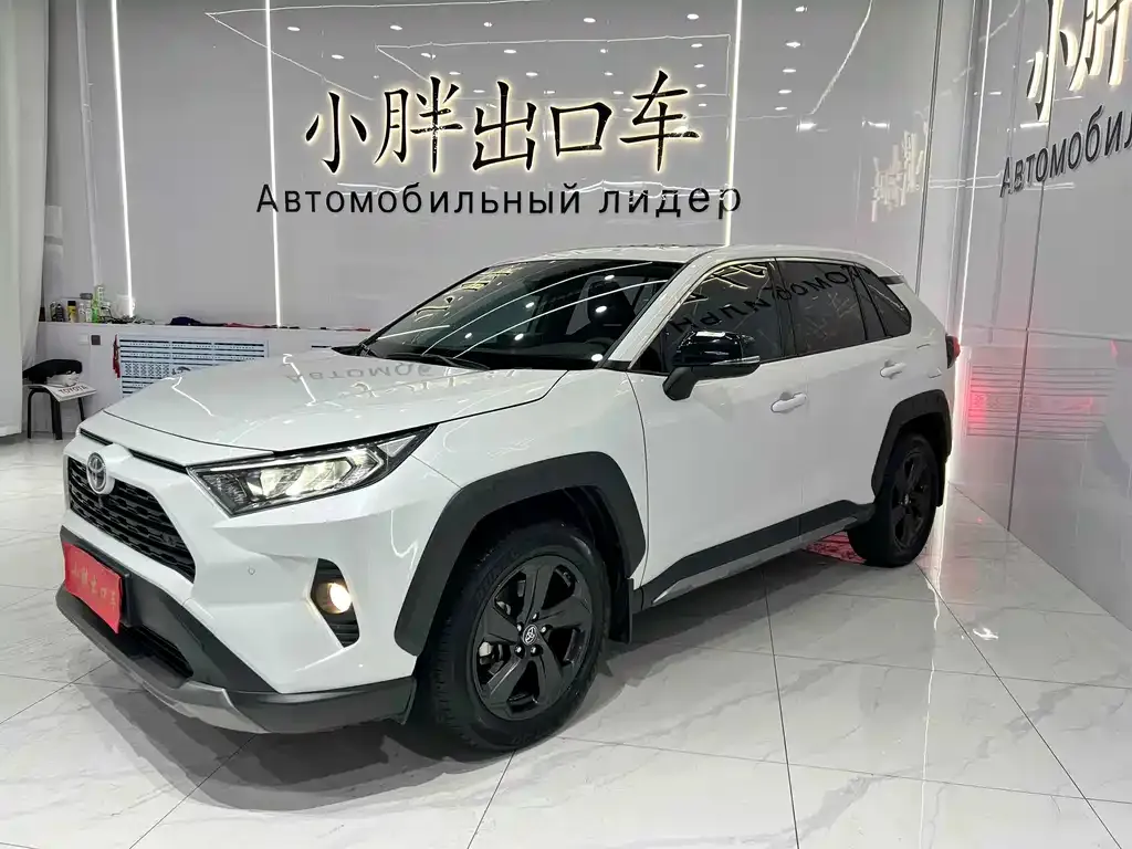 Toyota RAV4 — фото 1