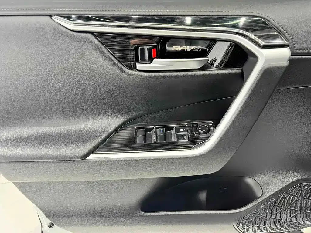 Toyota RAV4 — фото 8