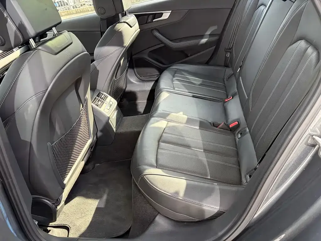 Audi A4L 2023 из CN, фото 3