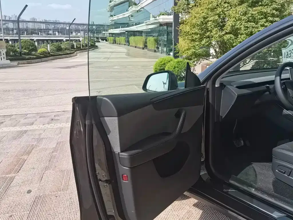 Tesla Model Y — фото 5