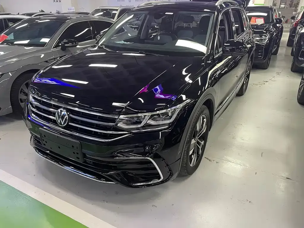 Volkswagen Tiguan L — фото 1