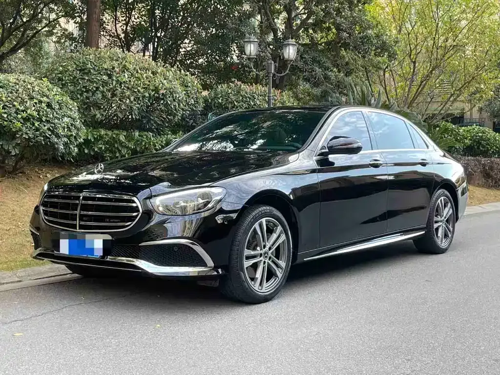 Mercedes-Benz E-Class — фото 1