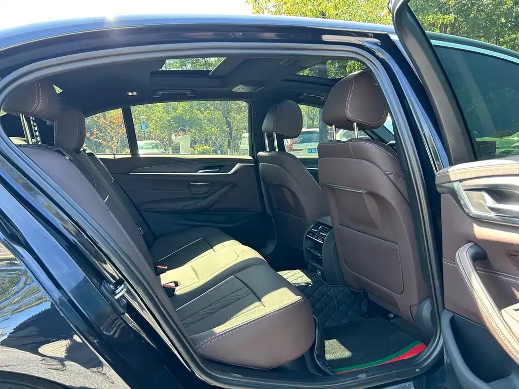 BMW 5 Series 2023 из CN, фото 10