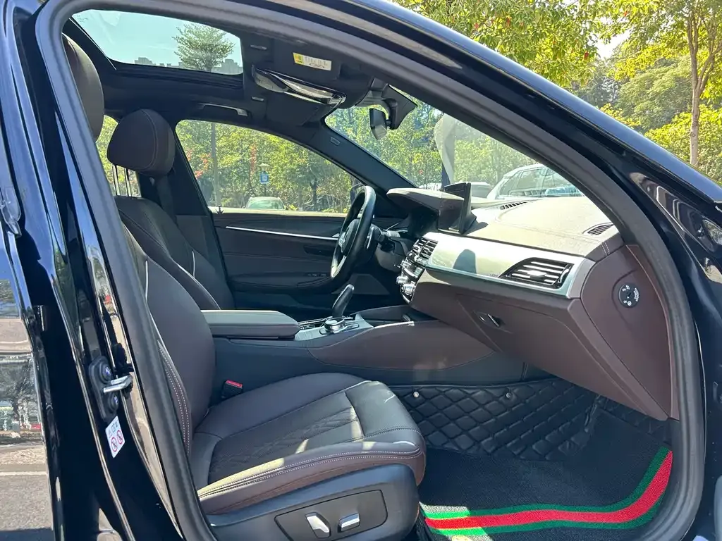 BMW 5 Series 2023 из CN, фото 9