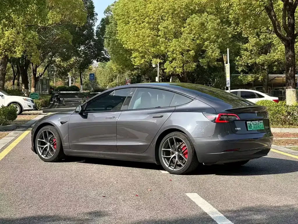 Tesla Model 3 — фото 5