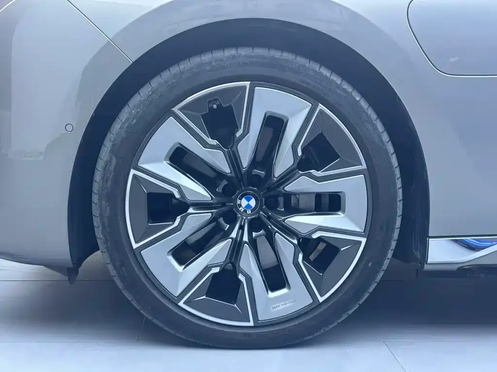 BMW i7 — фото 8