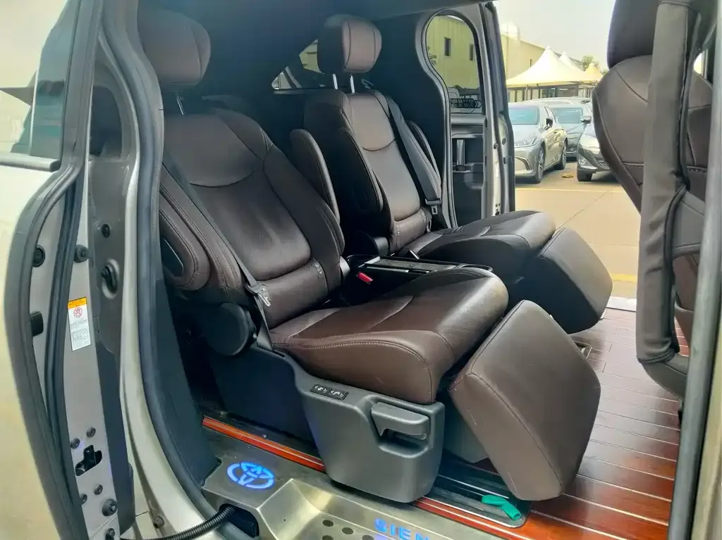 Toyota Sienna — фото 10