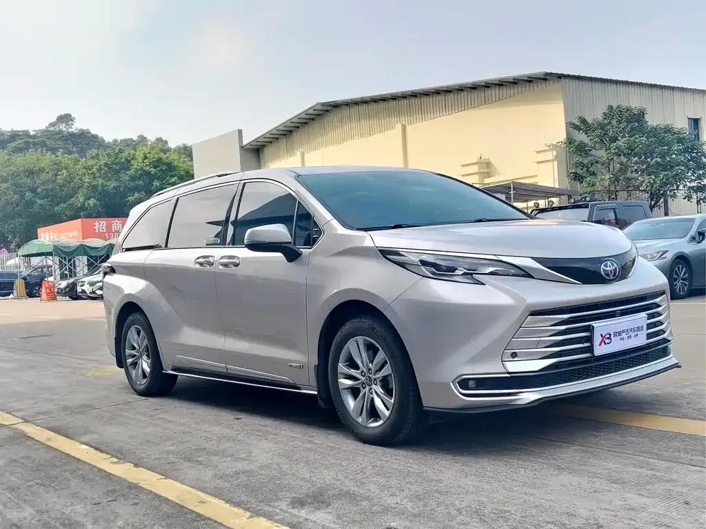 Toyota Sienna — фото 3