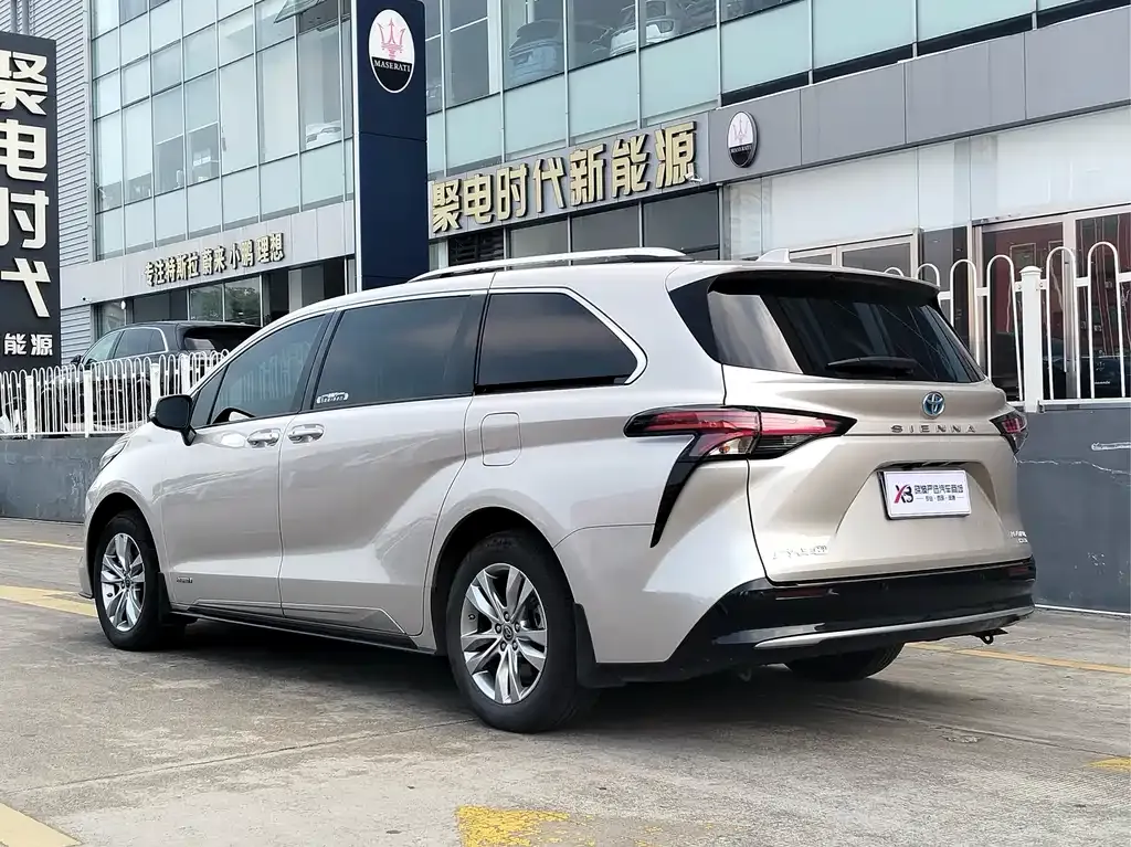 Toyota Sienna — фото 4