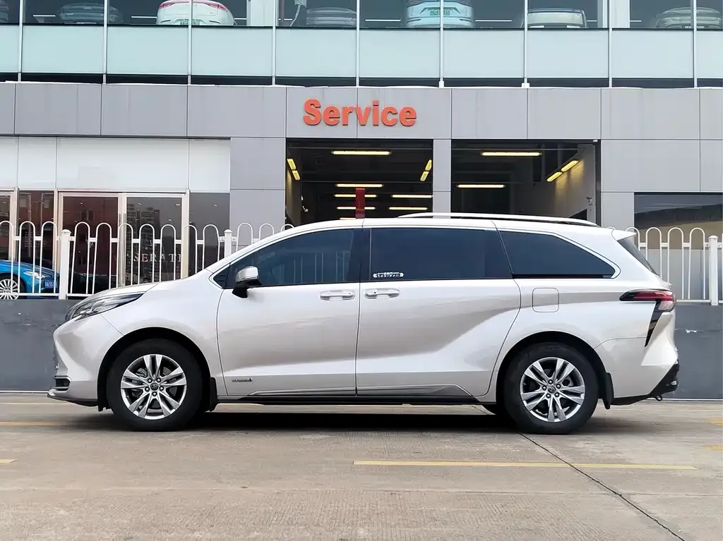 Toyota Sienna — фото 5
