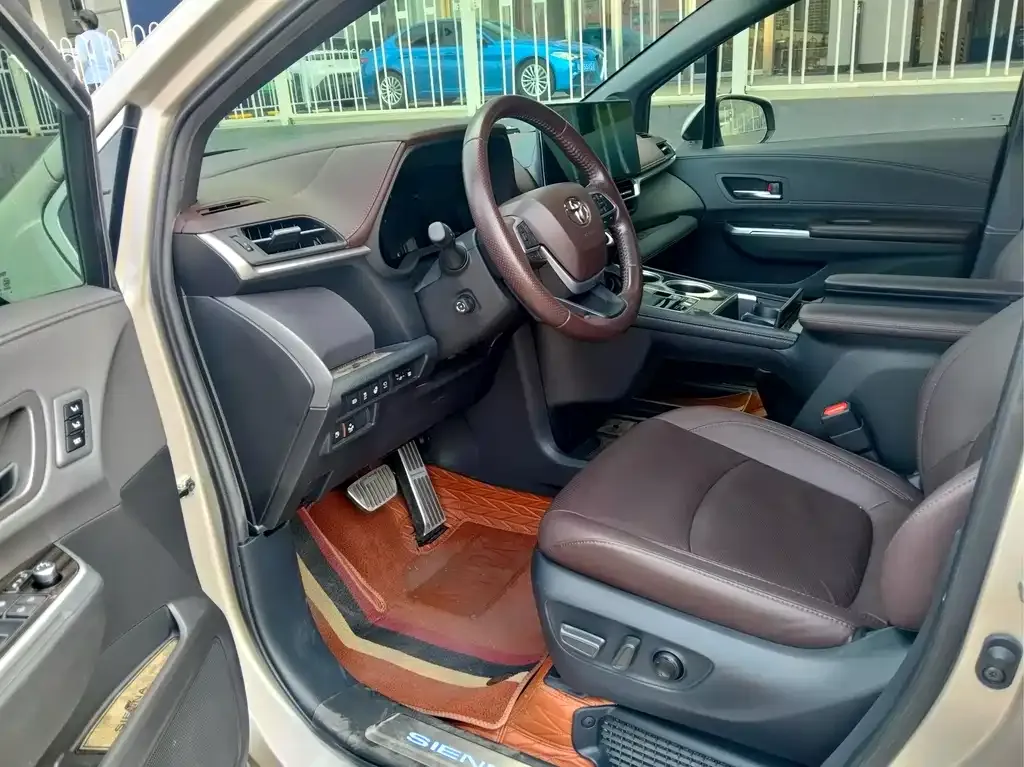 Toyota Sienna — фото 9