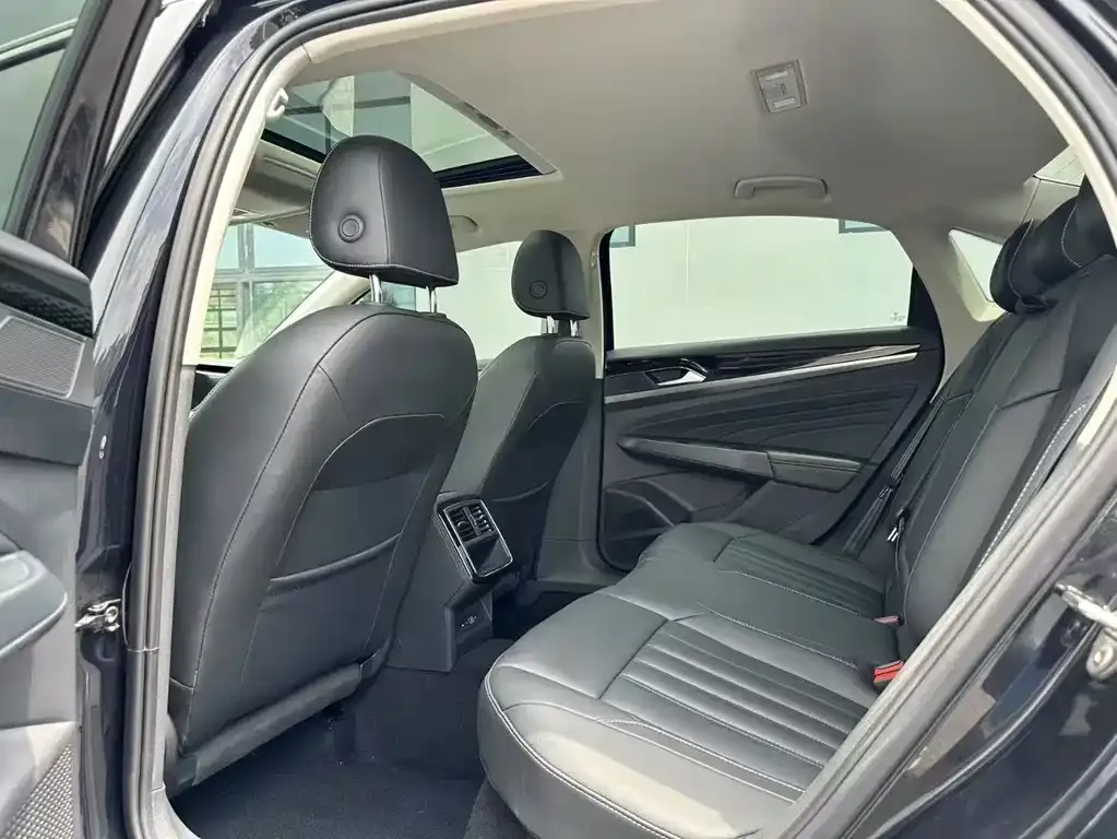 Volkswagen Passat 2023 из CN, фото 5
