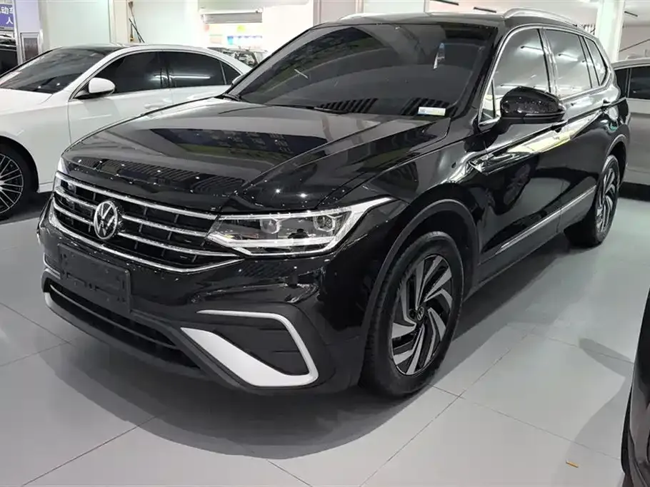 Volkswagen Tiguan L — фото 1