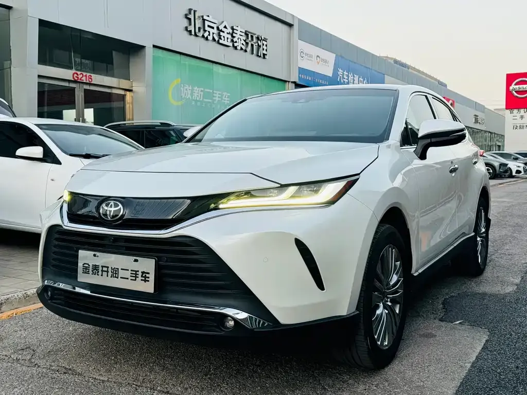 Toyota Harrier — фото 1