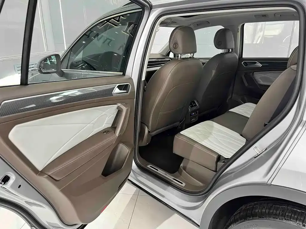 Volkswagen Tiguan L — фото 10