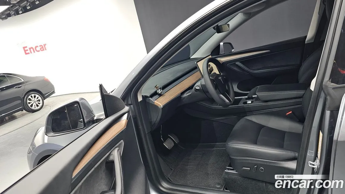 Tesla Model Y — фото 10