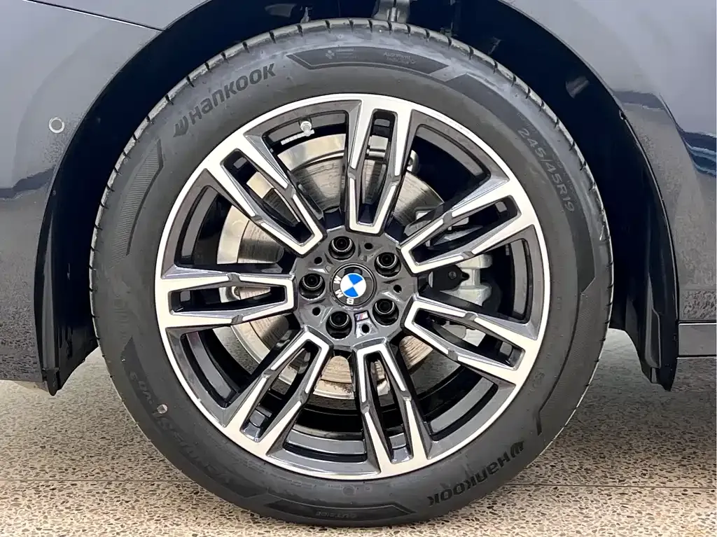 BMW 5 Series — фото 9