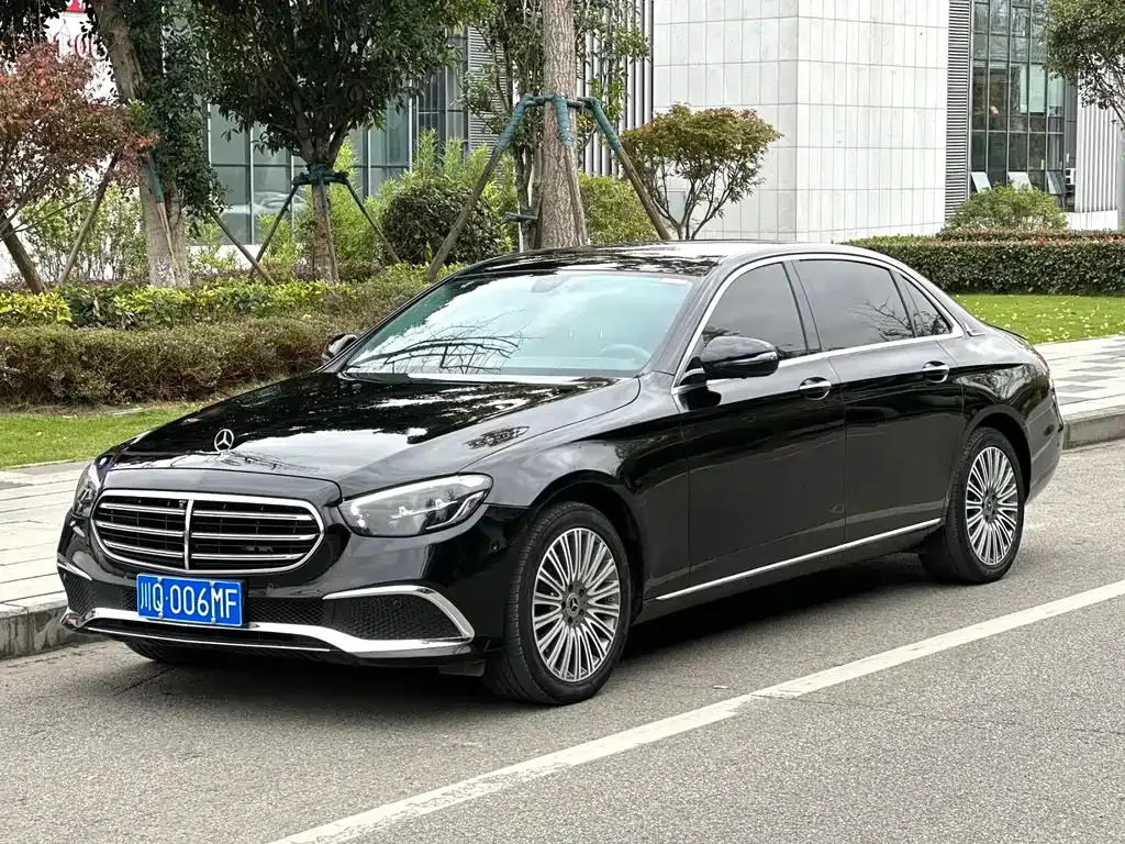 Mercedes-Benz E-Class — фото 1
