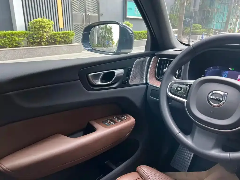 Volvo XC60 PHEV — фото 9
