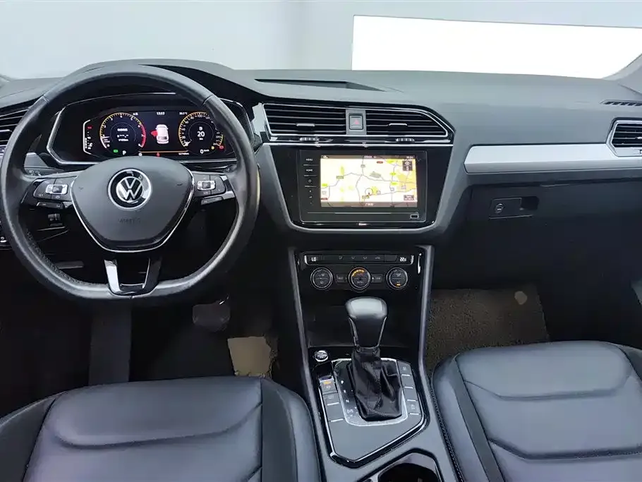 Volkswagen Tiguan L — фото 10