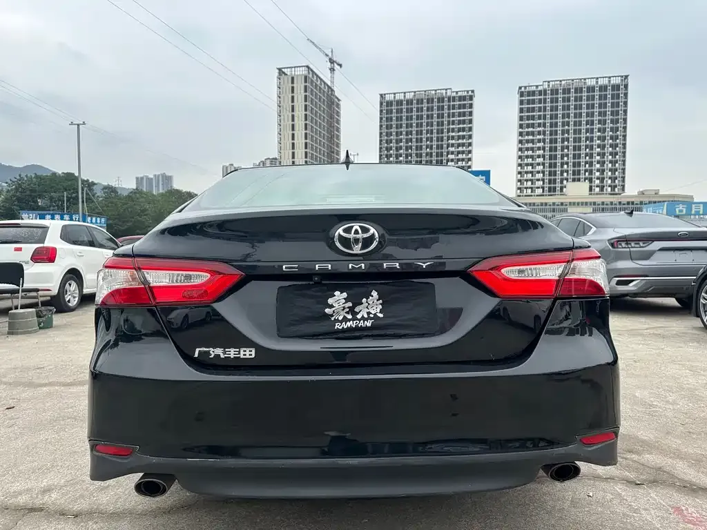 Toyota Camry — фото 5