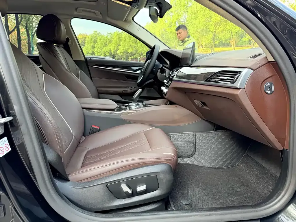 BMW 5 Series 2022 из CN, фото 9