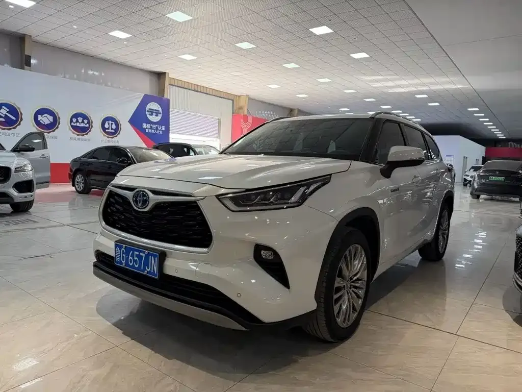 Toyota Highlander — фото 1