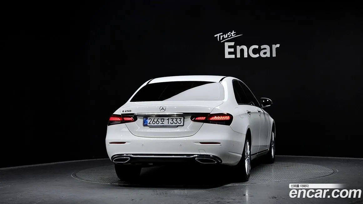 Mercedes-Benz E-Class — фото 4