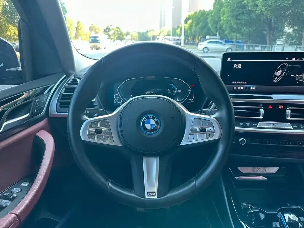 BMW iX3 — фото 9