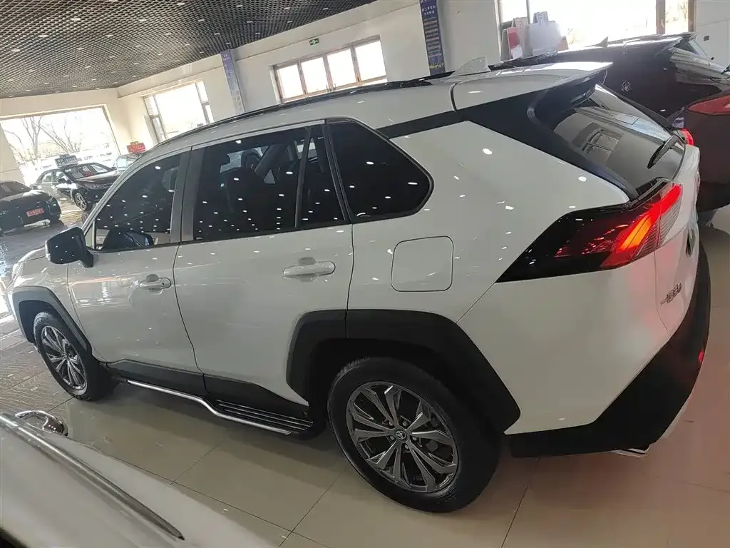 Toyota RAV4 — фото 5