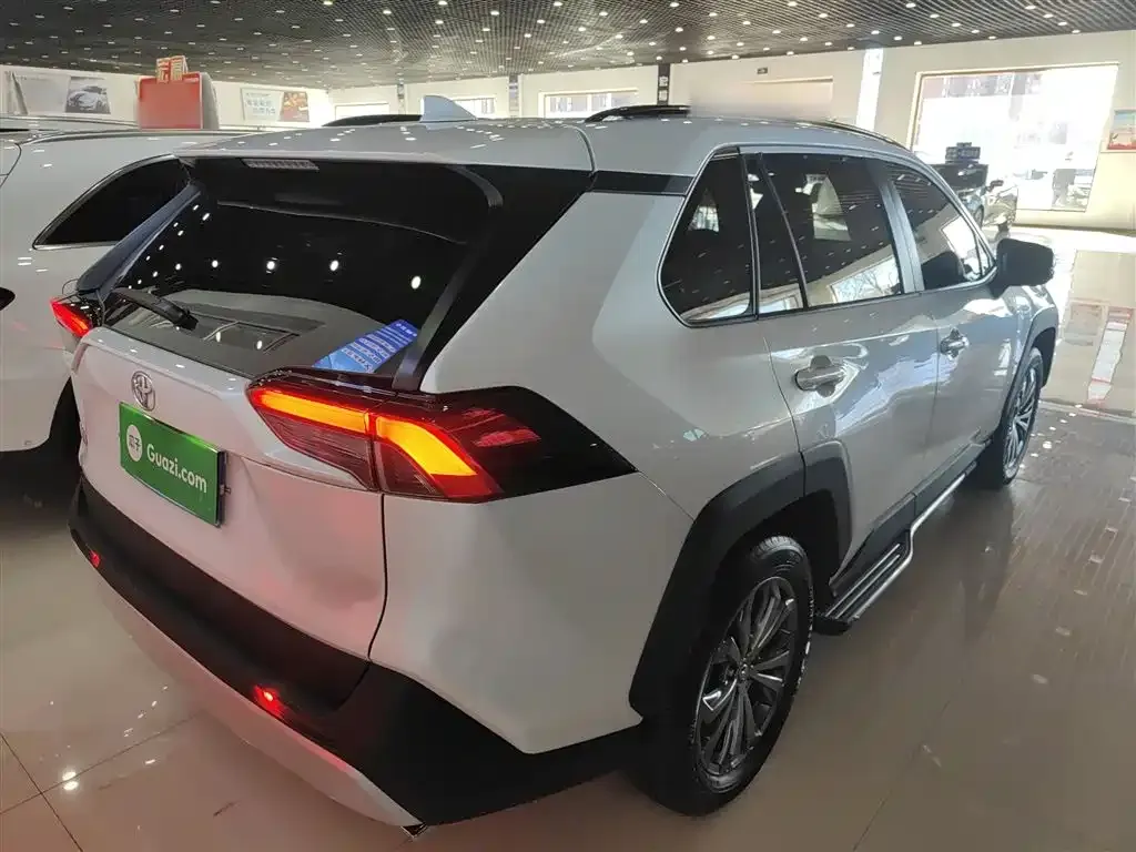 Toyota RAV4 — фото 7