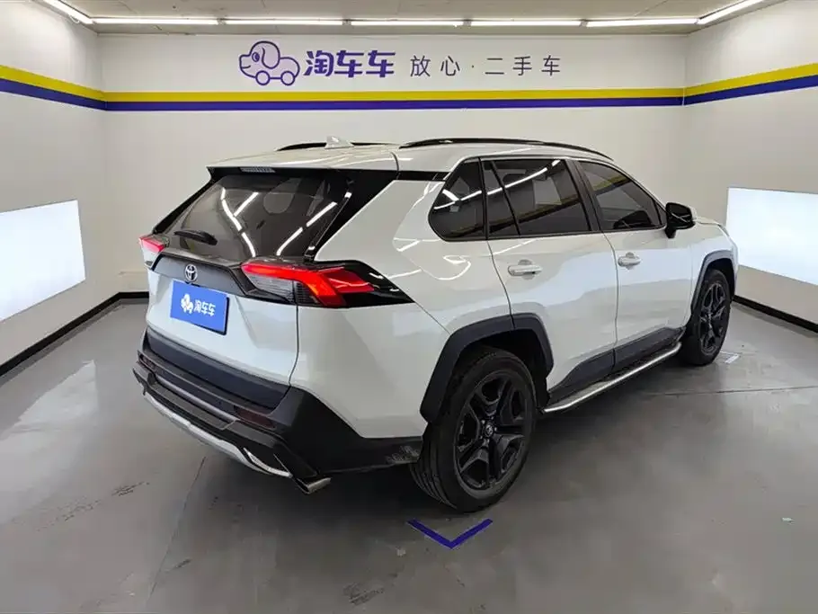 Toyota RAV4 2023 из CN, фото 3