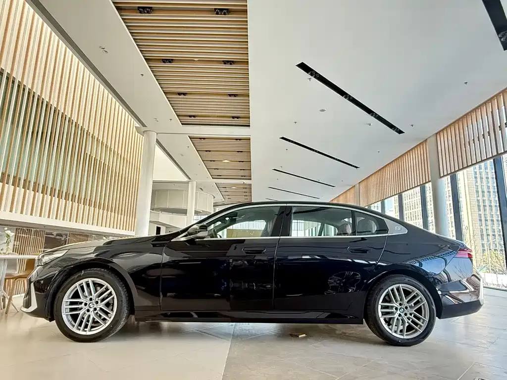 BMW 5 Series 2024 из CN, фото 3